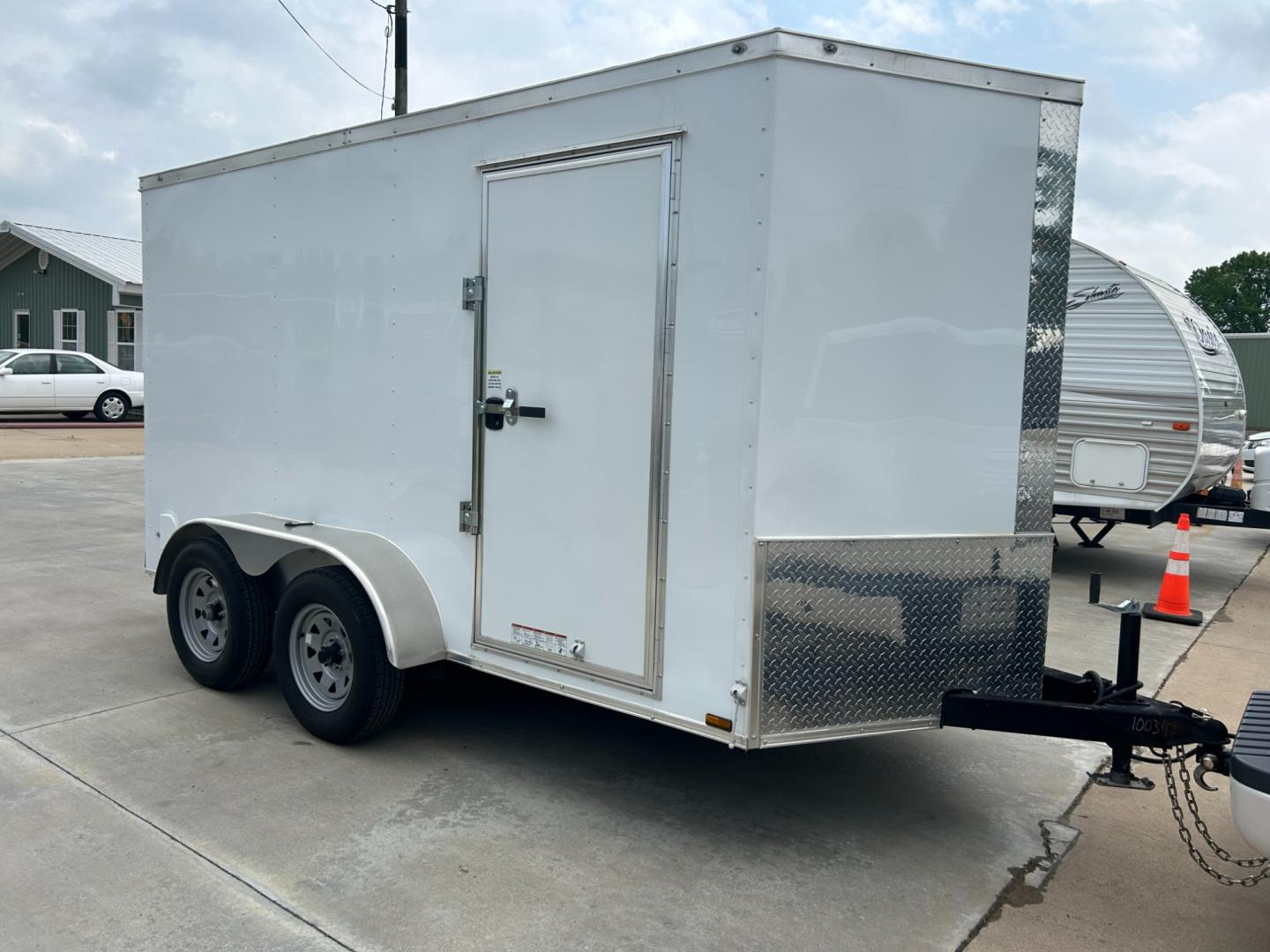 2023 White DIAMOND CARGO ENCLOSED TRAILER (53NBE1220P1) , located at 17760 Hwy 62, Morris, OK, 74445, 35.609104, -95.877060 - Photo#1